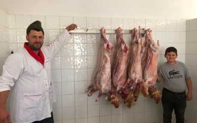 55 de lei, kilogramul de carne de miel în Piața Cibin. „S-au scumpit toate și am scumpit și noi, ce să facem?”