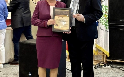 Maria Greavu, primarul comunei Loamneș, premiată de Asociația Comunelor cu trofeul de șase stele „pentru îndelunga și fructuoasa activitate în administrația publică locală”
