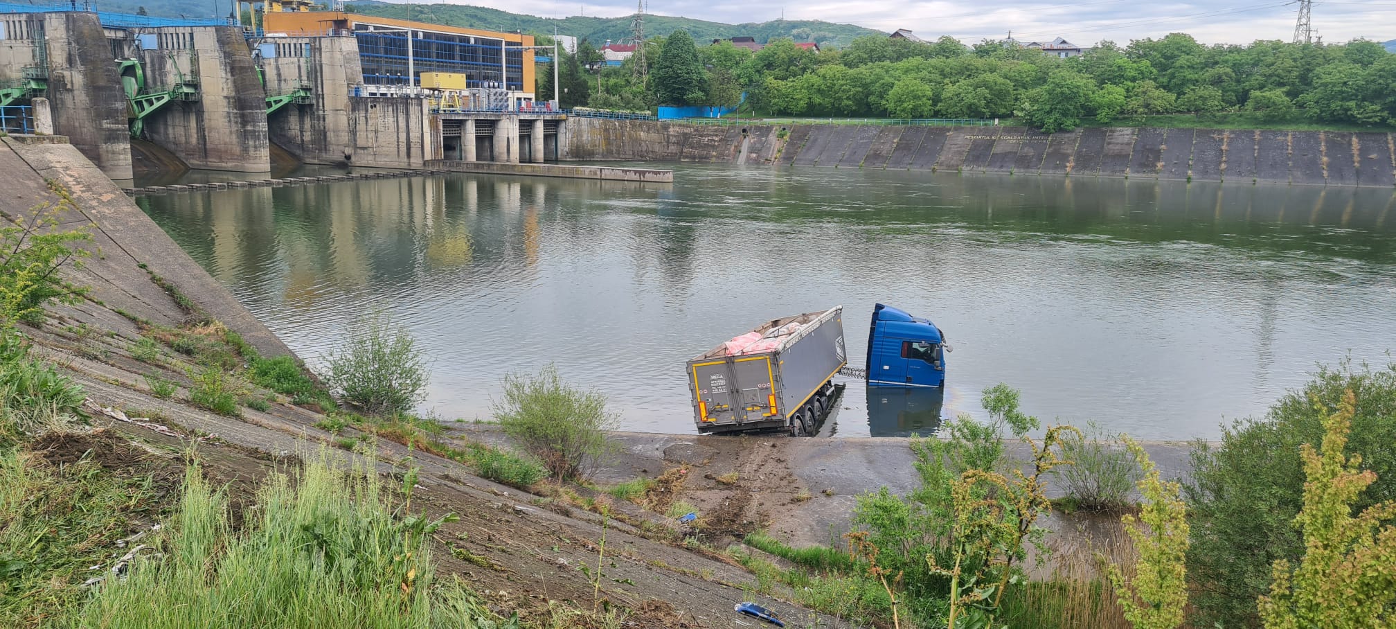 A ajuns cu TIR-ul în Olt. Accident la ieșire de pe Valea Oltului