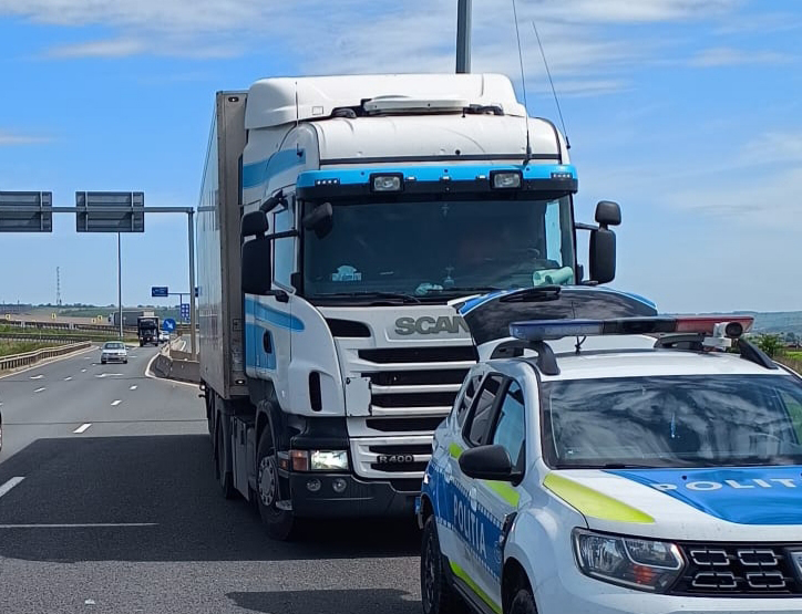 Amendă de aproape 10 mii de lei pentru șoferul unui TIR oprit pe autostradă, în zona aeroportului Sibiu: a depășit neregulamentar, era băut și nu a respectat timpii de odihnă