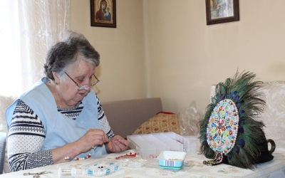 O bunică din Gura Râului este cea care creează „peanele” purtate de Junii Sibiului. „Dorința mea este să nu mă uite lumea”