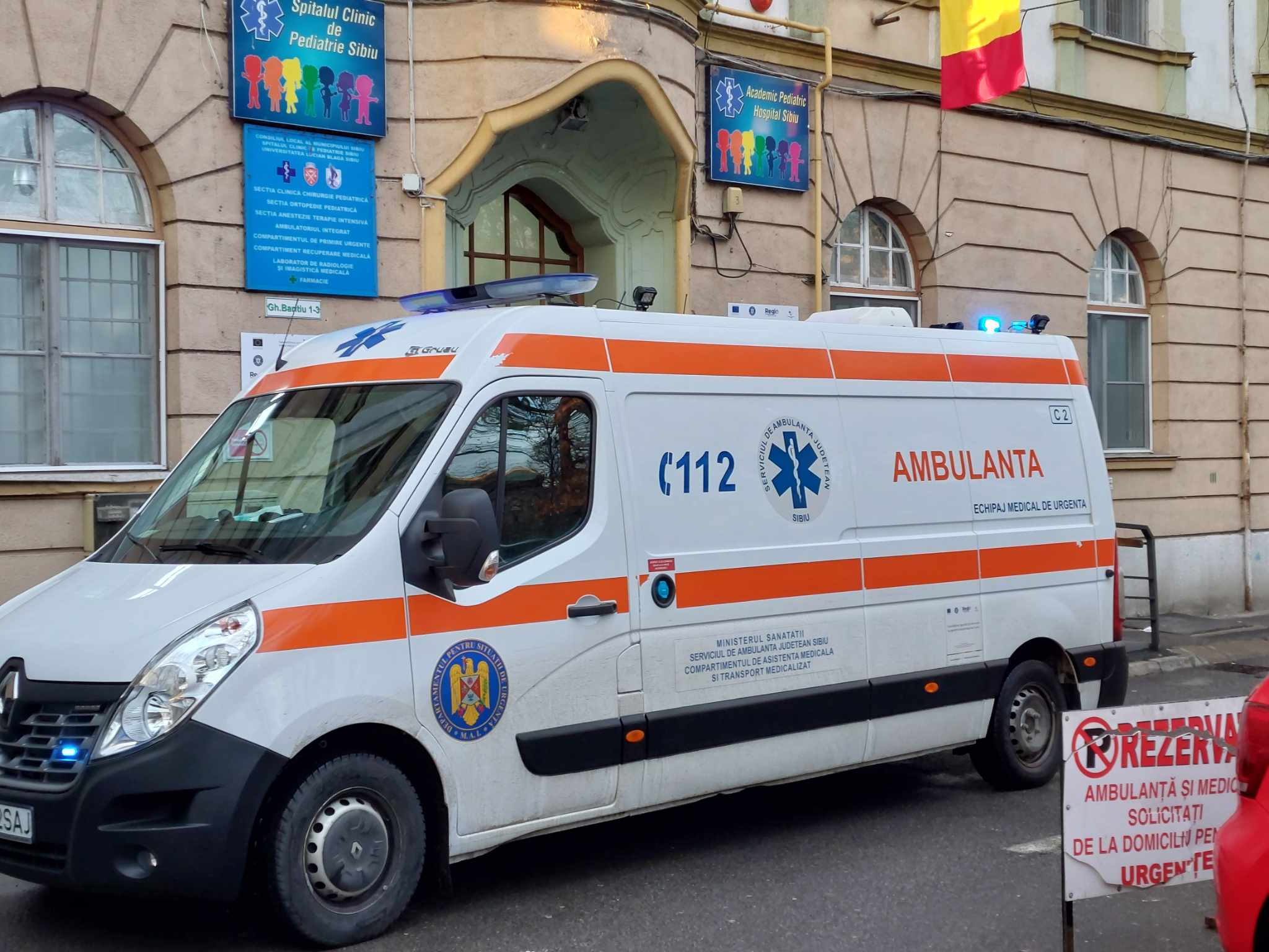 Fetița de opt ani lovită pe trecerea de pietoni în Slimnic rămâne în comă, cu prognostic rezervat. Au trecut trei săptămâni de la producerea accidentului