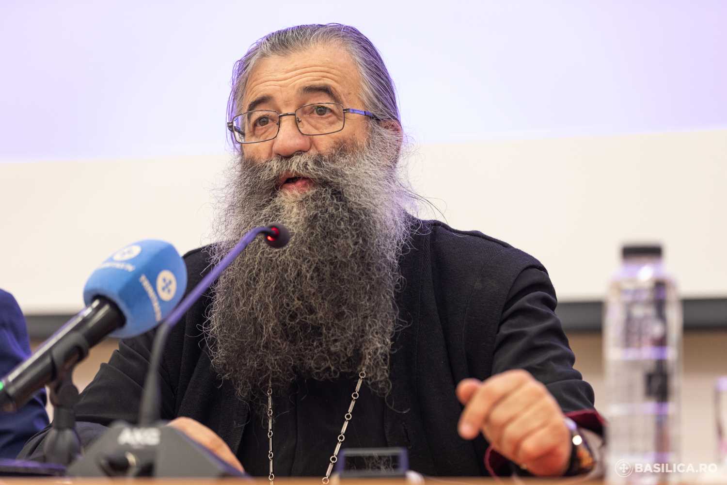 Părintele Nicolae Tănase vine la Sibiu să vorbească, într-o conferință, despre ce urmează după ce te îndrăgostești. Intrarea este liberă