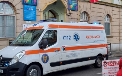 Fetița de opt ani lovită pe trecerea de pietoni în Slimnic rămâne în comă, cu prognostic rezervat. Au trecut trei săptămâni de la producerea accidentului