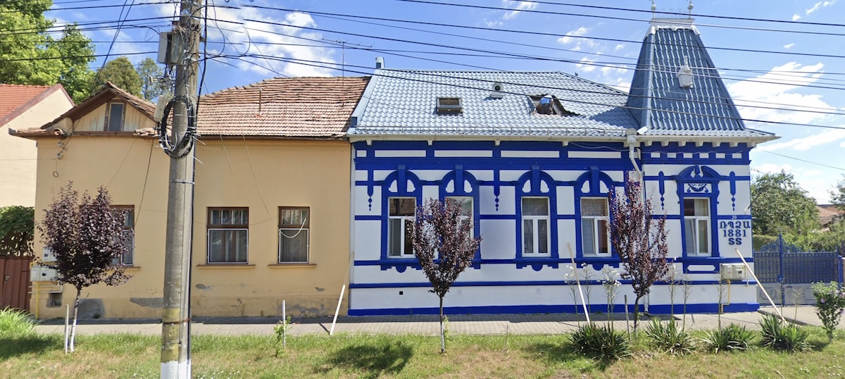 Jumătate dintr-un duplex vechi de 143 de ani, scos la vânzare în Dumbrăveni: un sfert de milion de euro
