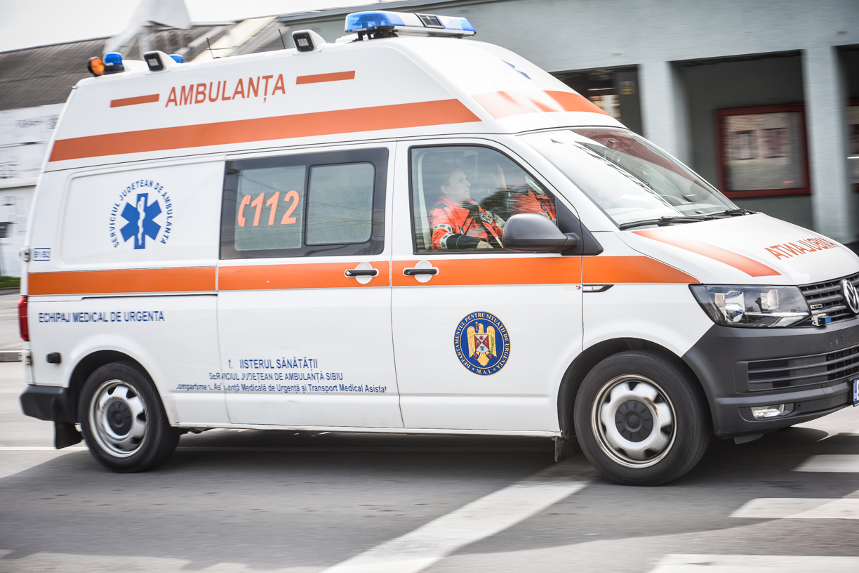 Șoferiță de 19 ani nu acordă prioritate și lovește o motocicletă, în Mediaș. Motociclistul a ajuns la spital