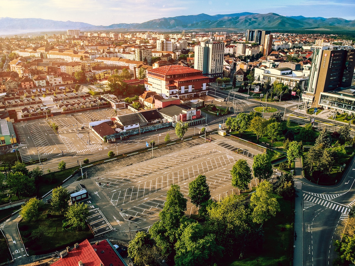 Parcările Cazarma 90 și Piața Teatrului vor fi închise miercuri și joi pentru câteva ore: pentru refacerea marcajelor