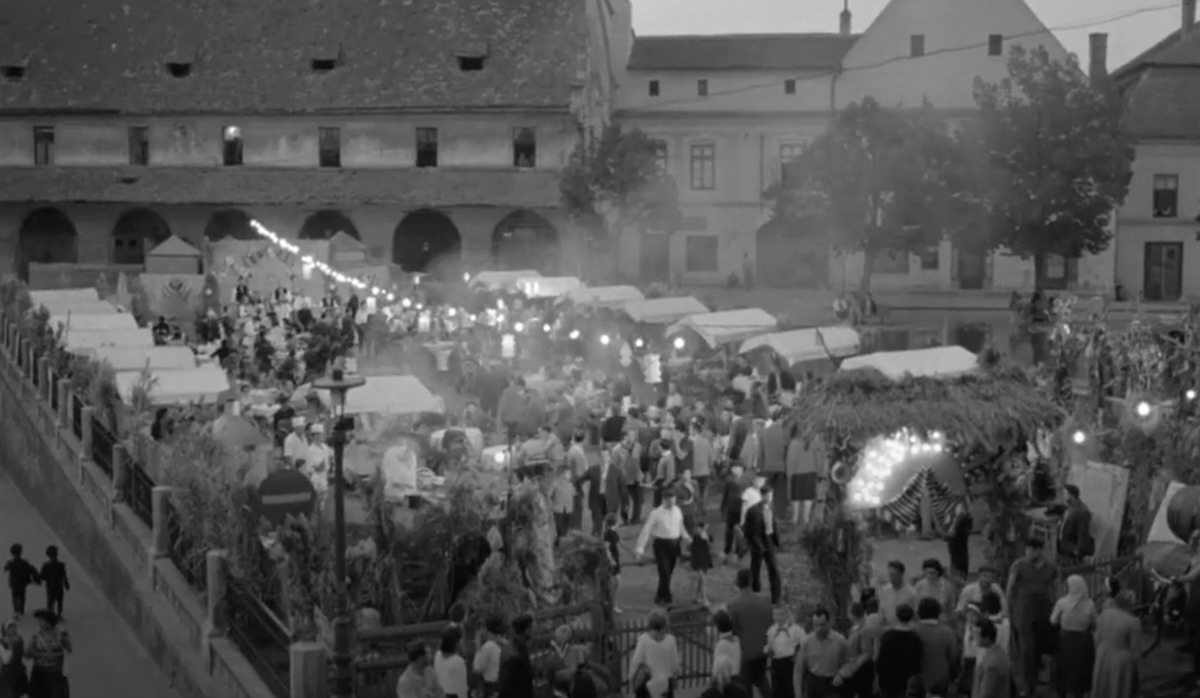 VIDEO Cum arăta ”Regiunea Gastronomică”, în Sibiu, pe vremea comuniștilor: ”Pentru maniere mai urbane, sunt mititei”