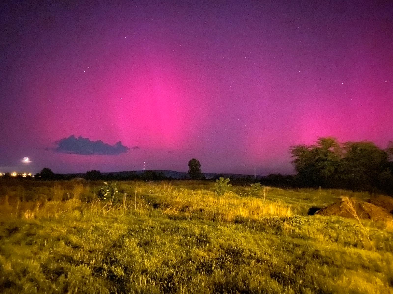 GALERIE – Aurora boreală văzută de la marginea unui cartier al Sibiului. ”Este posibil să se vadă și la noapte”