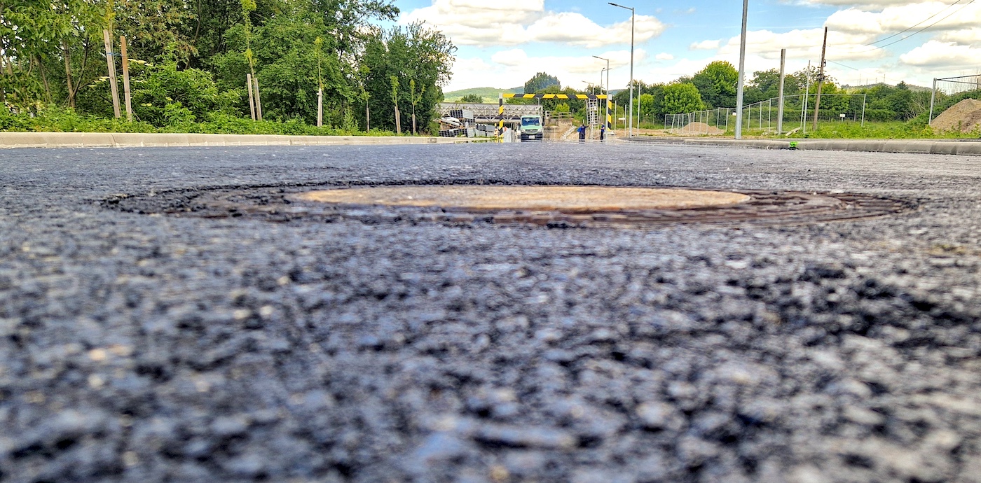 În premieră, pe o stradă din Sibiu au fost montate capace de canal „autonivelante”. „Nu va mai fi diferență între asfalt și capacele de canal”