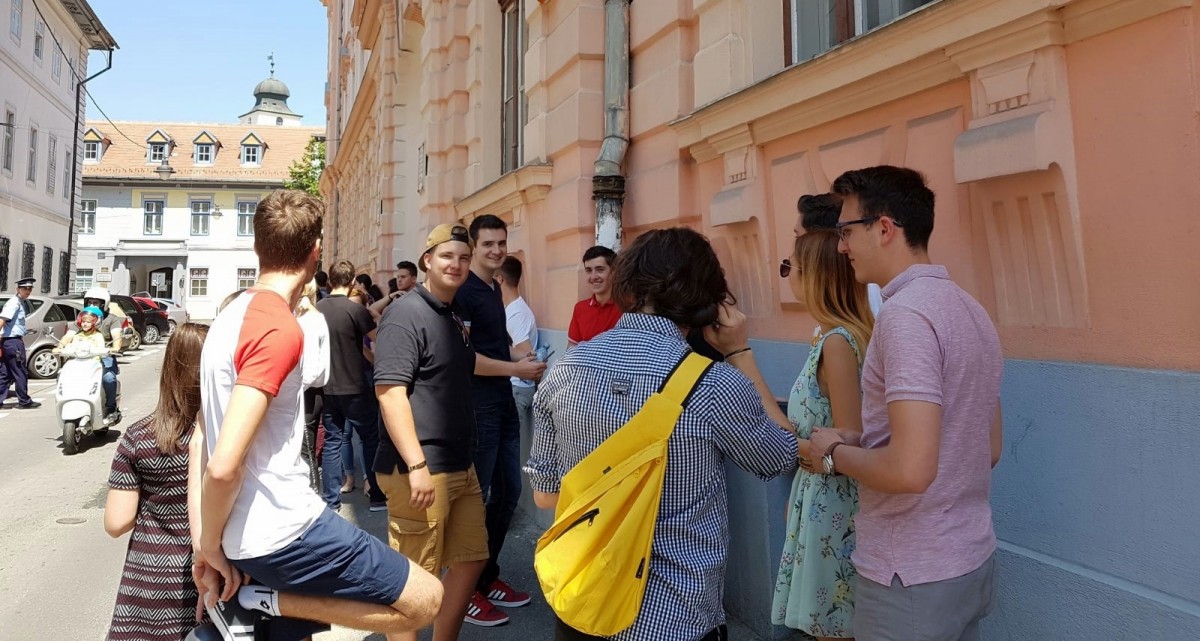 Explicația pentru care nu ne putem alinia calendarul școlar cu cel din vest: nu sunt săli suficiente pentru examenul de bacalaureat. Deputat sibian: ”Părinții au dificultăți în a-și înscrie copiii la facultăți din Germania”