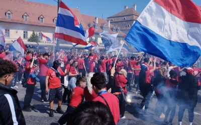 ACTUALIZARE Finala Cupei României, la Sibiu. Terasele din centru sunt pline. Suporterii au găsit soluția pentru consumul de alcool. Fumigene și petarde