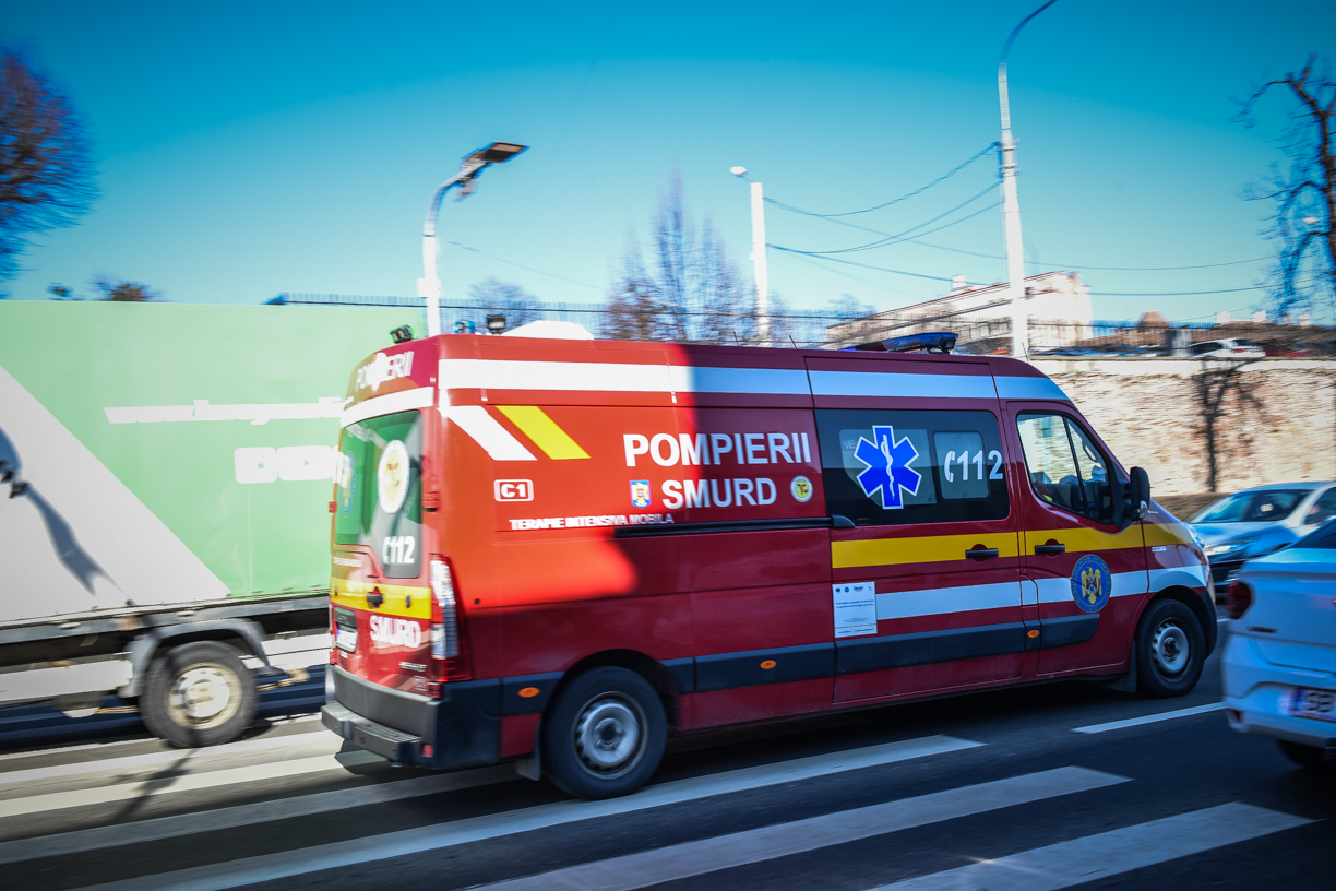 Accident între un scuter și o mașină, pe Mihai Viteazu
