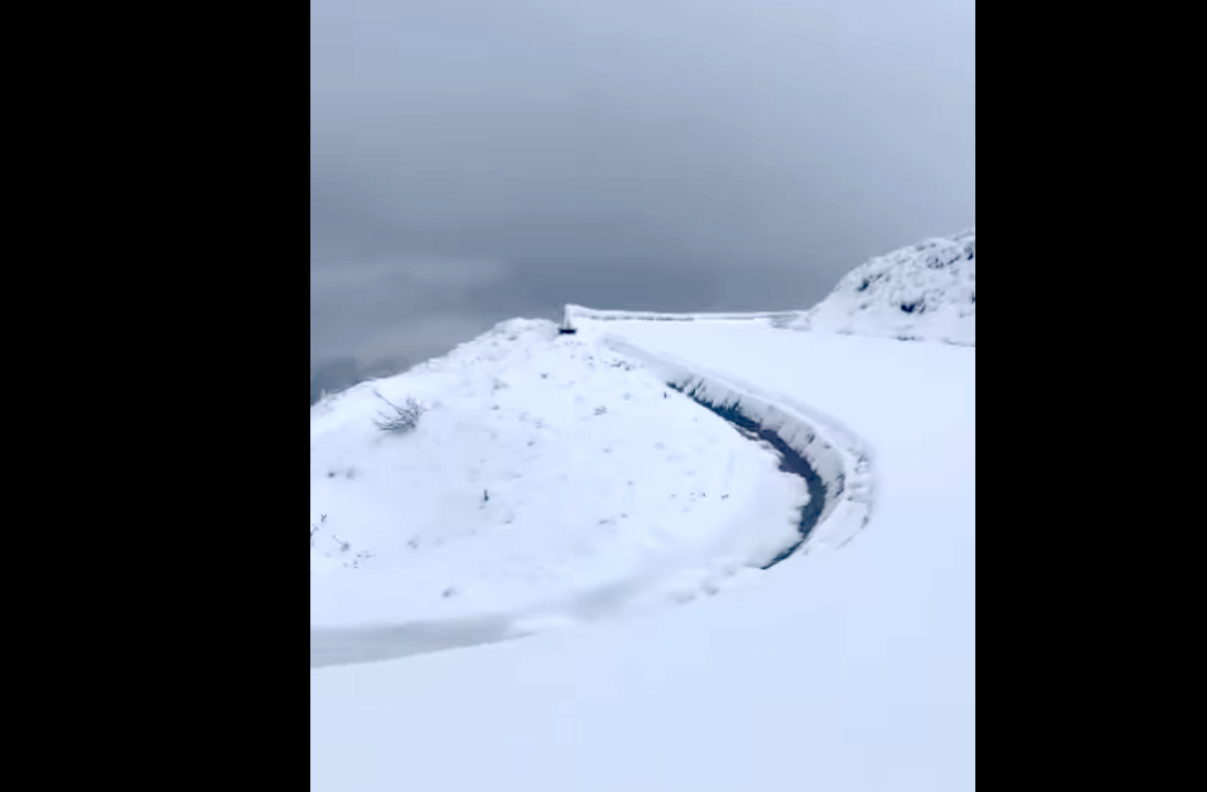 A nins pe Transalpina. Gheaţă şi zăpadă, pe carosabil