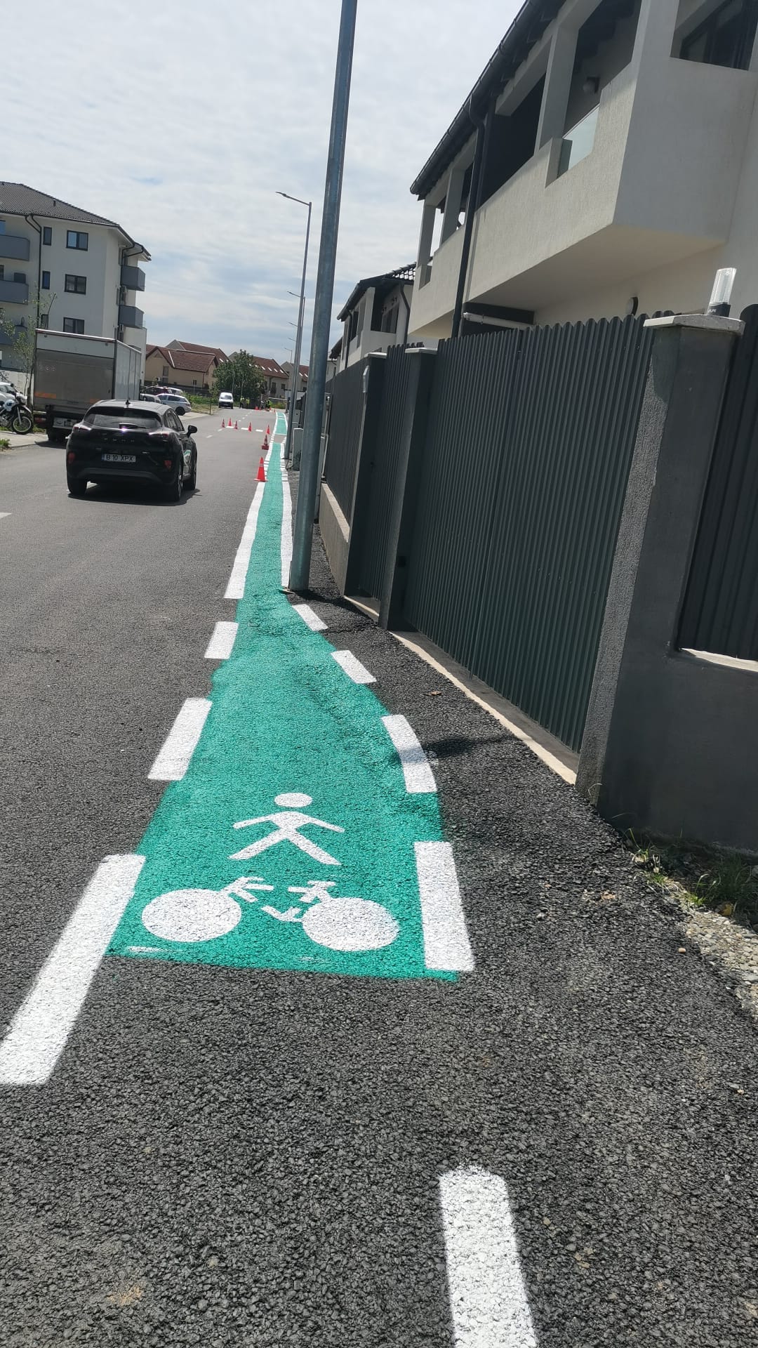 VIDEO Cel mai îngust marcaj pentru o pistă de biciclete, la Șelimbăr. Primar: ”Am luat imediat legătura cu firma care a făcut acel marcaj să-l șteargă imediat, e inadmisibil”