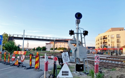 Primele semne de modernizare pe șantierul de pe Calea Turnișorului: se instalează sistemul automat pentru trecerea de cale ferată