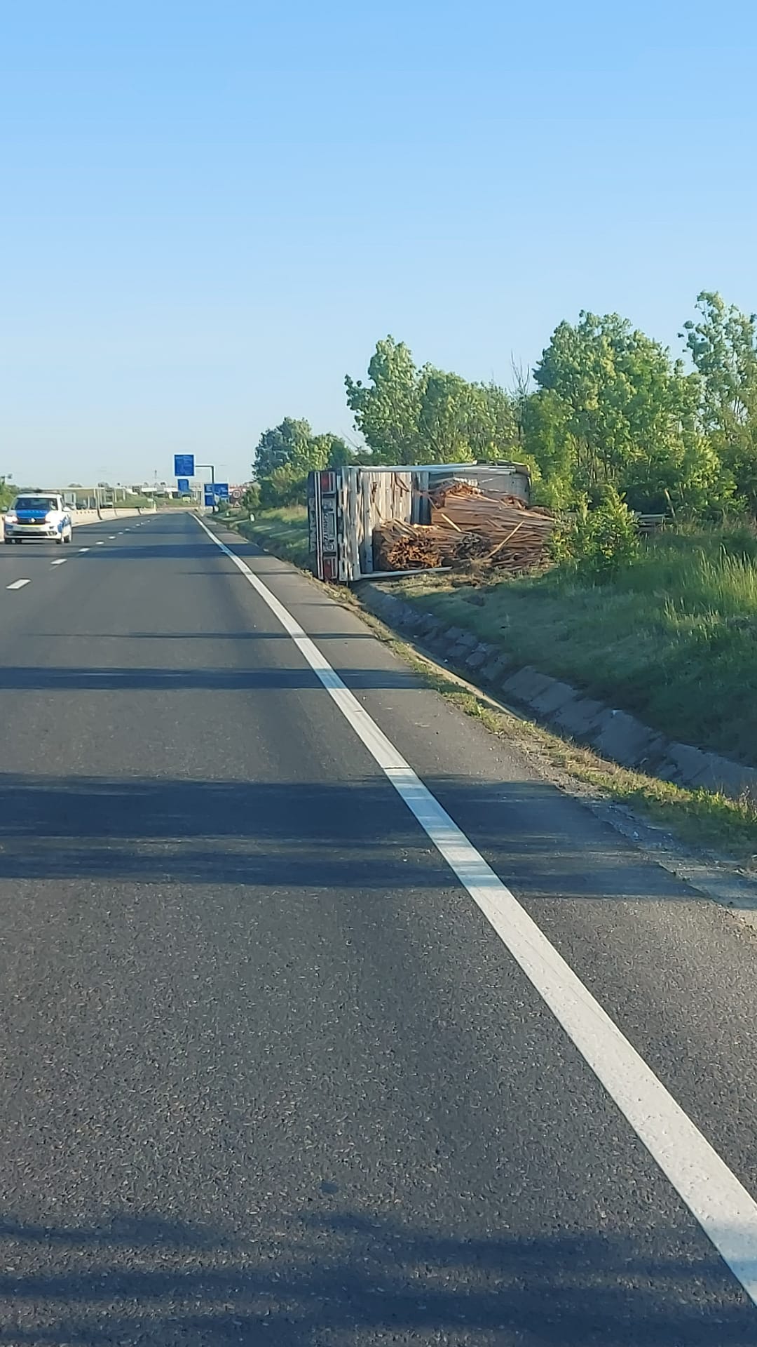 Un șofer a ajuns la spital după ce s-a răsturnat cu un camion pe DN1, lângă Mohu