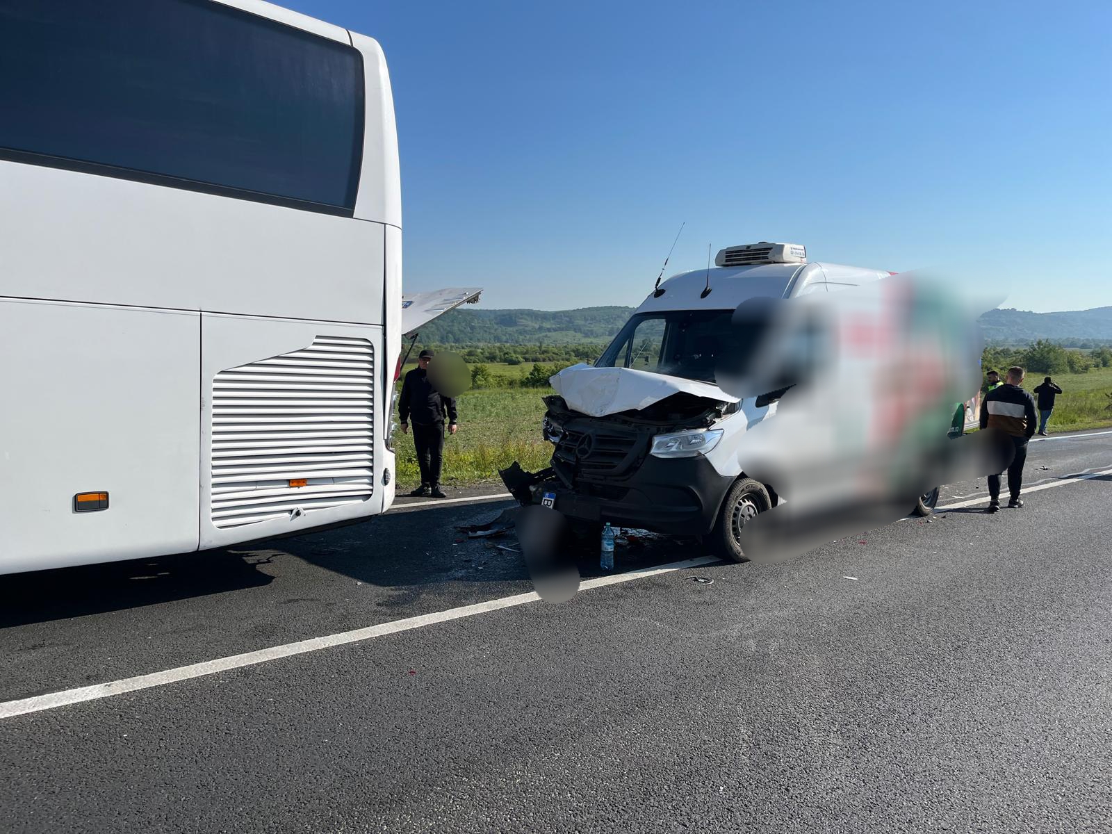 Trafic alternativ pe DN 1, intrarea în localitatea Arpașu de Jos, din cauza unei tamponări între un autocar și un microbuz de marfă