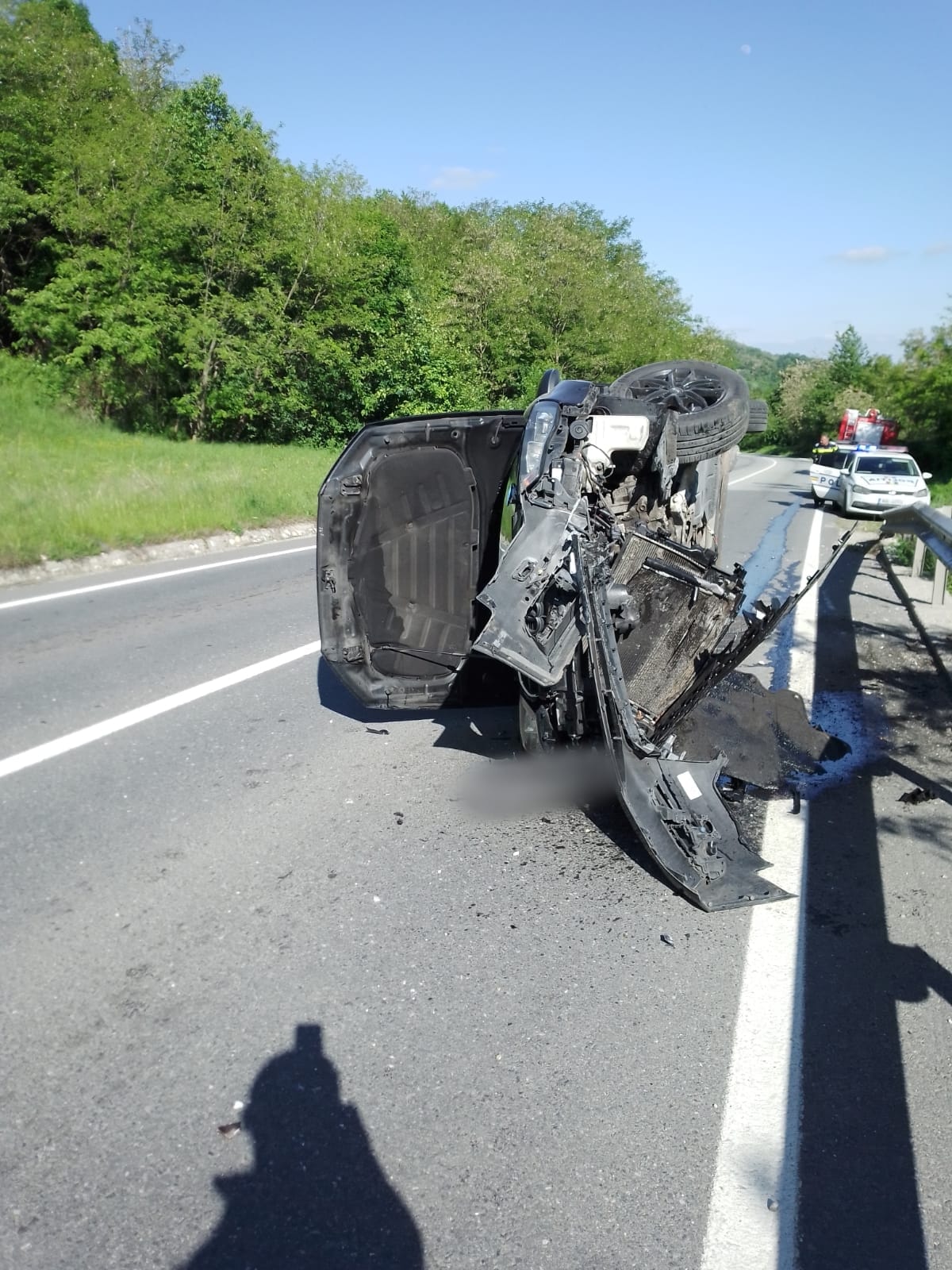 O sibiancă de 28 de ani s-a răsturnat cu mașina în Vâlcea. A fost transportată la spital