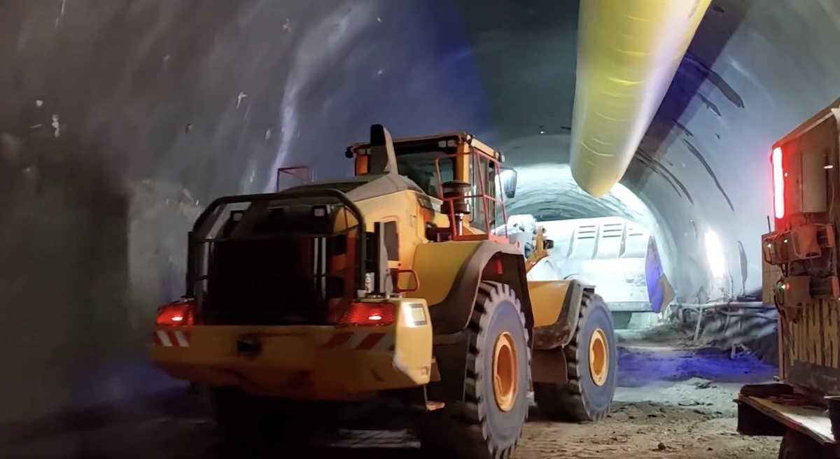 VIDEO Imagini noi din tunelul de pe tronsonul 4 din Sibiu – Pitești. S-a forat prima galerie de legătură pietonală. ”Sunt șanse bune să circulăm pe aici în decembrie 2026”