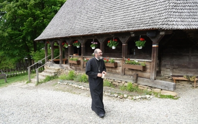 Preotul Constantin Necula spune că e „antivedetă”. Și că își găsește tihna în Pădurea Dumbrava