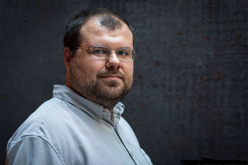 „O mare parte din electoratul lui Dragnea și-a găsit acum o nouă oportunitate politică în AUR”. Interviu cu Ionuț Biliuță, istoric și teolog, despre naționalismul religios și cât de mare e pericolul extinderii neofascismului