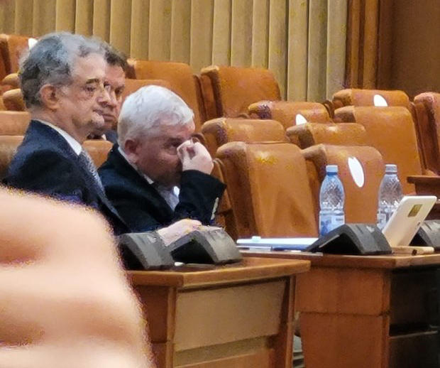 Deputatul Florin Roman susţine că ar fi fost lovit de Dan Vîlceanu, în Parlament.  „Voi depune plângere penală”