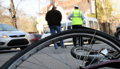 Biciclist lovit de mașină, la intersecția străzilor Berăriei și Lucian Blaga. O șoferiță de 21 de ani nu i-a acordat prioritate