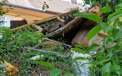 O remorcă plină cu gunoaie, descărcată pe malul Cibinului, la doi pași de centrul Sibiului