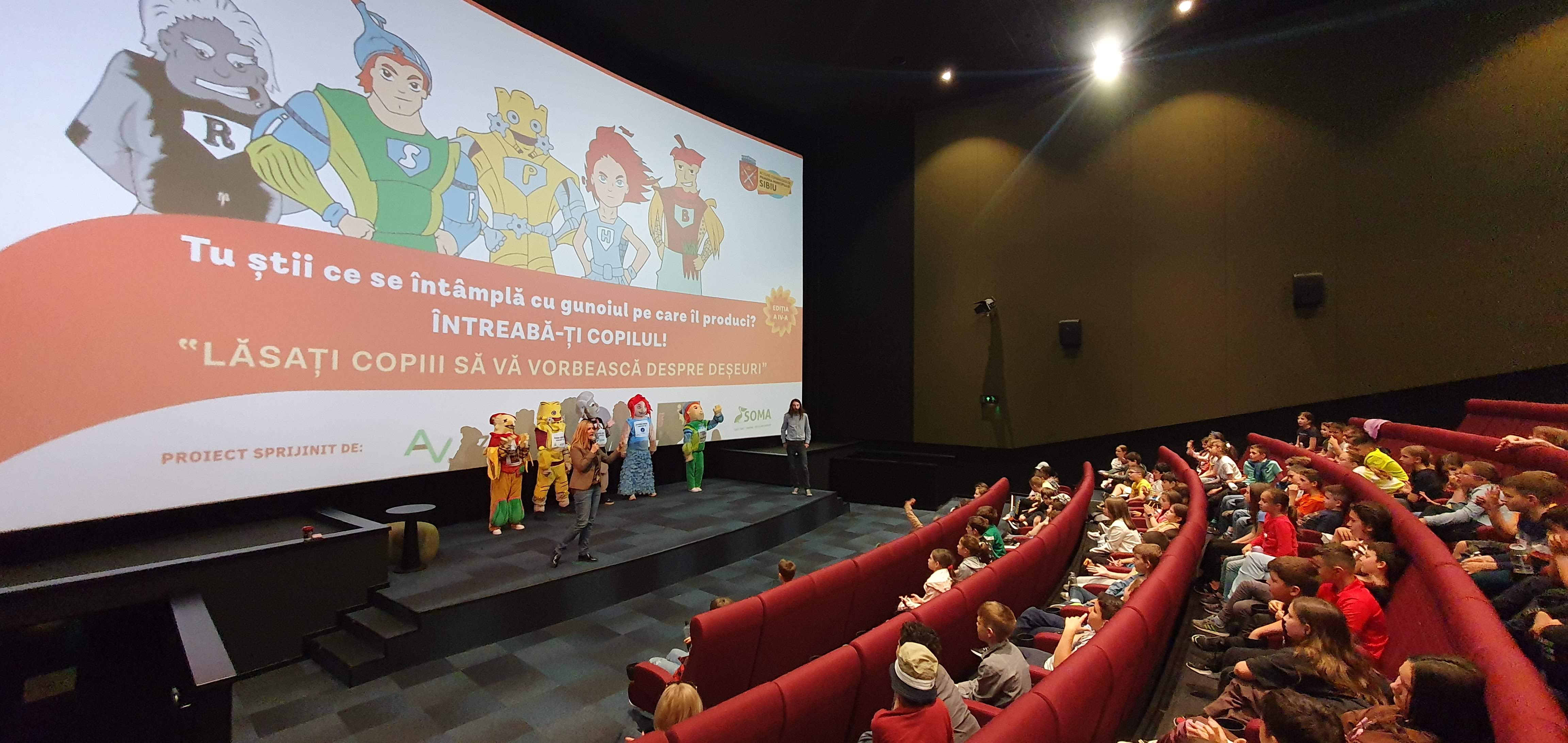 600 de elevi din mai multe școli sibiene participă joi și vineri la proiectul educativ „Lăsați copiii să vă vorbească despre deșeuri”