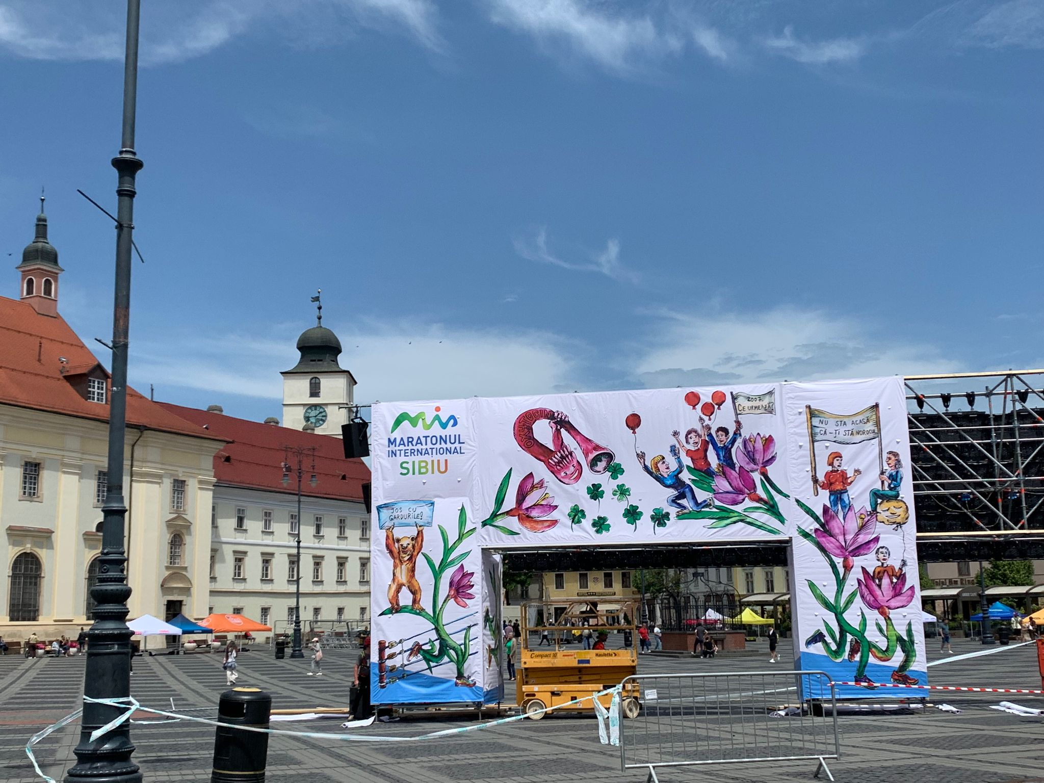 Tricourile de la Maratonul Internațional Sibiu, desenate de artistul Dan Perjovschi. „Transmite faptul că ne dorim ca lumea să vină la maraton să alerge precum ne dorim ca oamenii să meargă și la vot”