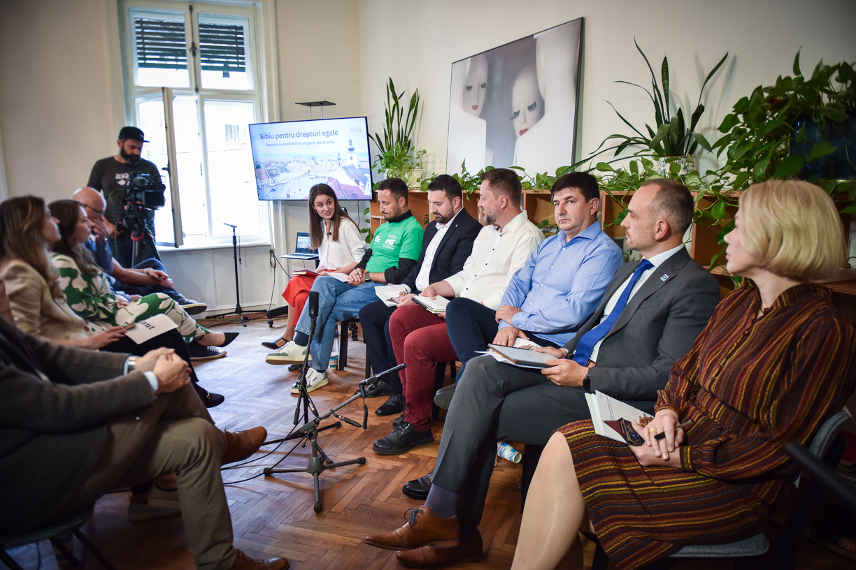 „Sibiul poate deveni capitala egalității de gen”, „Mă închin în fața doamnelor”. Egalitatea de gen i-a adus față în față pe primii candidați la alegerile locale din Sibiu