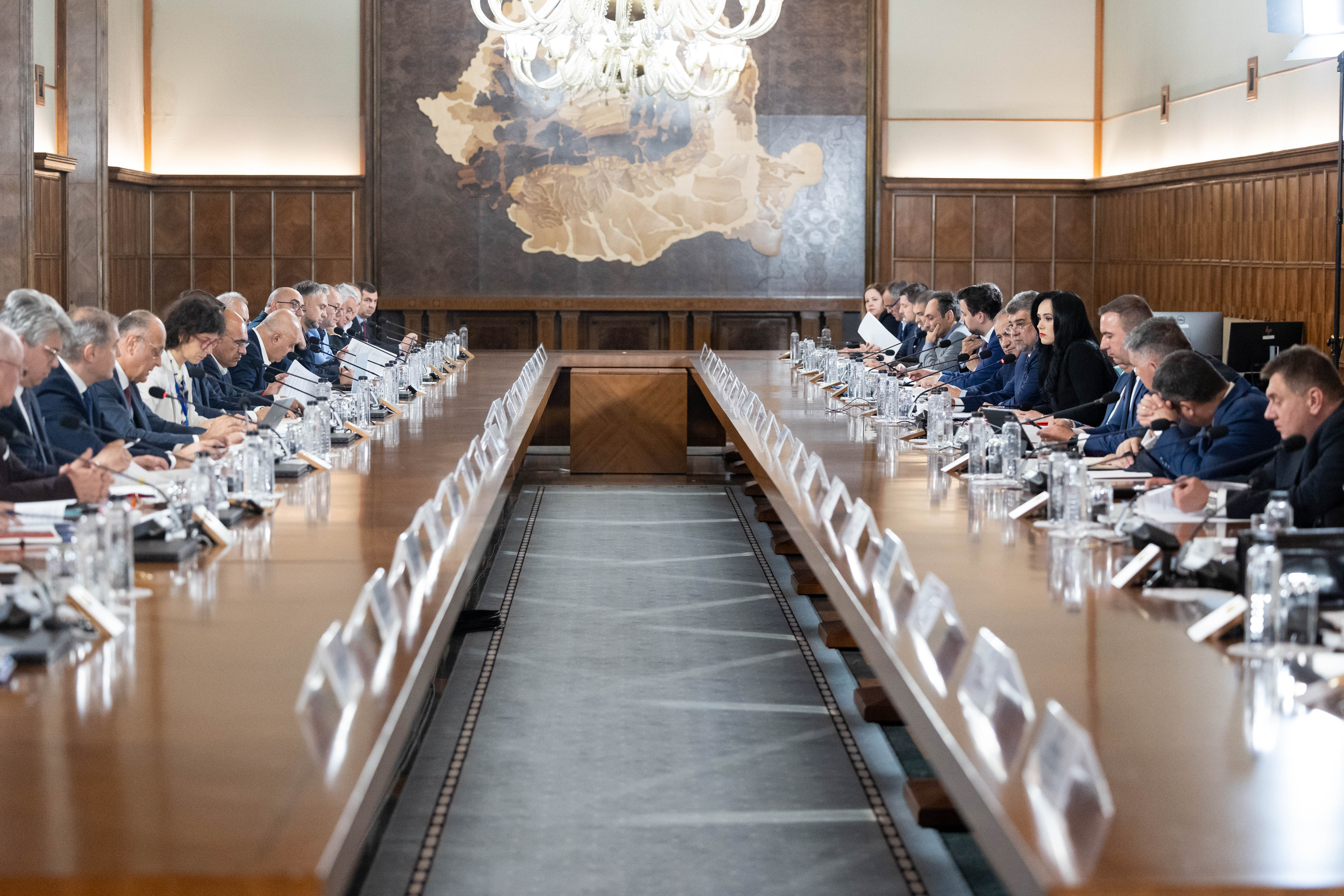 De la 1 iulie, salariul minim va creşte la 3.700 de lei brut, spune premierul