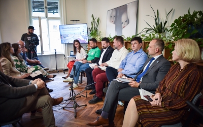 „Sibiul poate deveni capitala egalității de gen”, „Mă închin în fața doamnelor”. Egalitatea de gen i-a adus față în față pe primii candidați la alegerile locale din Sibiu