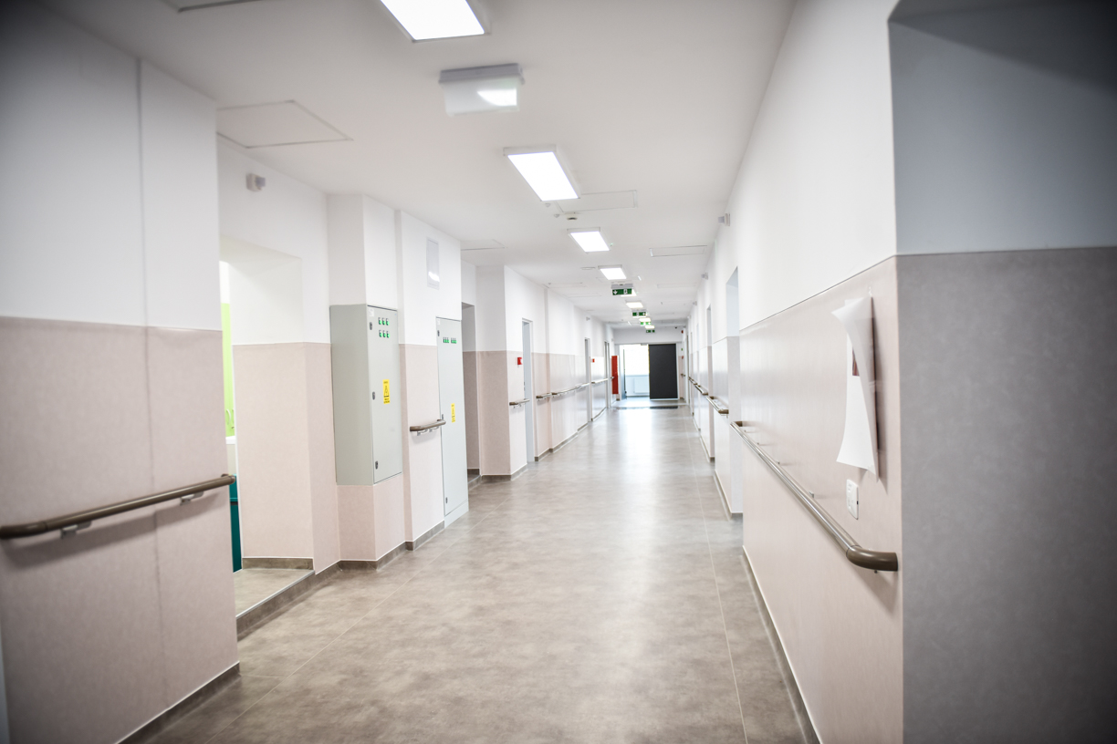 Neurologia din Sibiu nu are loc pentru toți bolnavii cronici, la un an de la modernizarea cu peste 40 de milioane de lei. „Este chinuitor să-ți vezi mama că e tot mai rău și să nu poți face nimic”