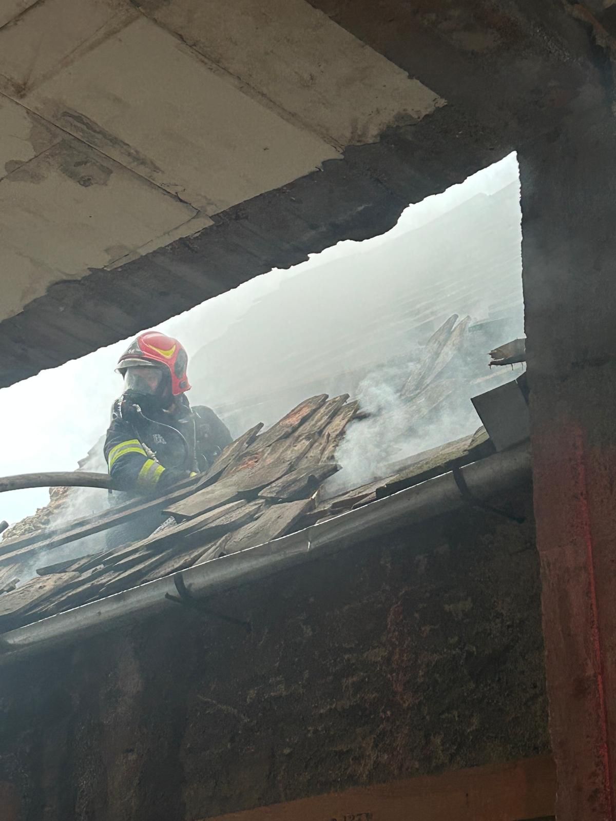 ACTUALIZARE Incendiu la o locuință din Veștem. O femeie a avut nevoie de îmgrijiri medicale