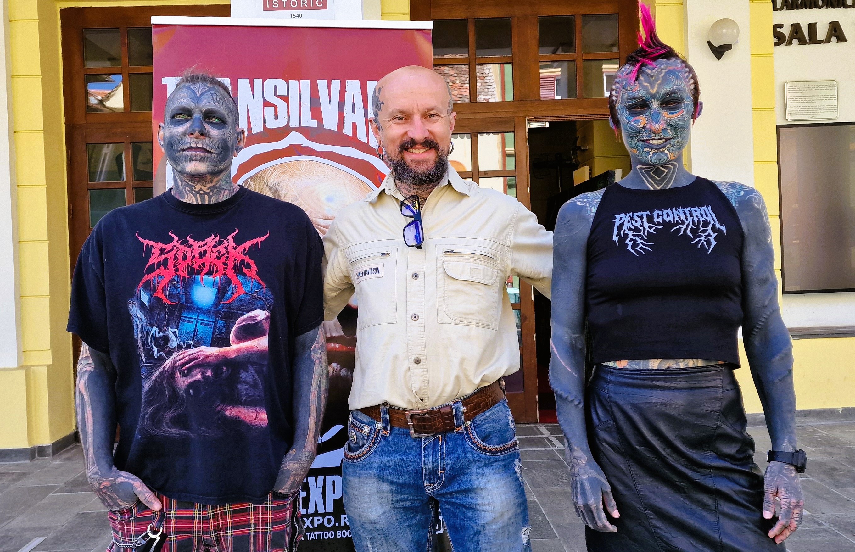 Unii dintre cei mai tatuaţi oameni din lume au venit la Sibiu, la Transilvania Tattoo Expo. „Am mai puţin de 0,2 la sută netatuat. Mi-am tatuat chiar şi limba, gingiile şi globii oculari”