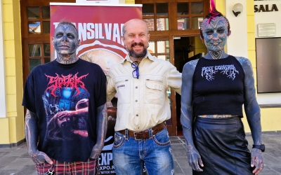 Unii dintre cei mai tatuaţi oameni din lume au venit la Sibiu, la Transilvania Tattoo Expo. „Am mai puţin de 0,2 la sută netatuat. Mi-am tatuat chiar şi limba, gingiile şi globii oculari”