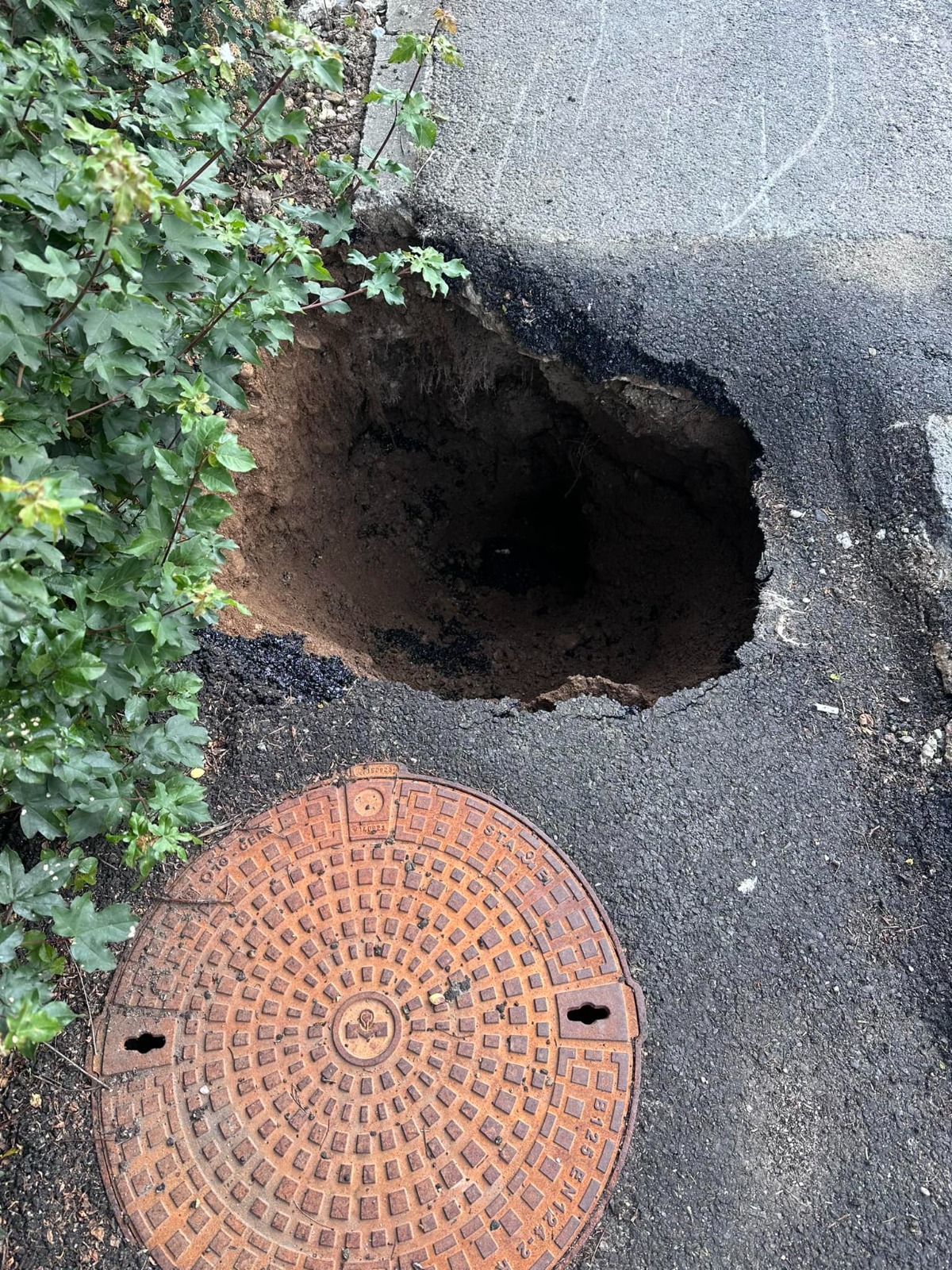 Asfalt surpat pe trotuarul de pe strada Moldovei. Primăria: s-a protejat zona, luni intervine Apă Canal