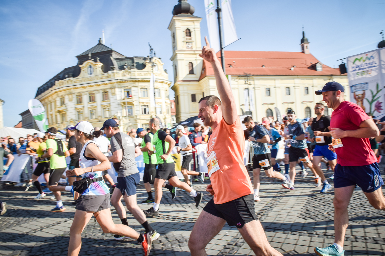 Mii de alergători în Piața Mare, la cea mai mare ediție a Maratonului Internațional Sibiu. „Atmosfera este energizantă și de asta avem nevoie acum. Am venit special din Blaj pentru maraton”