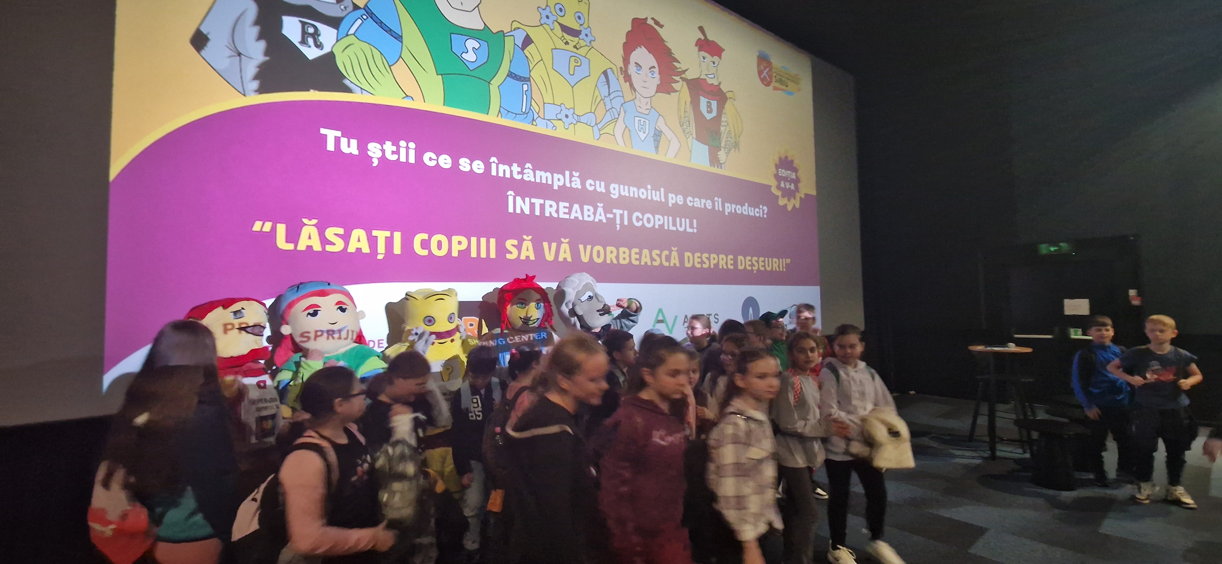 Peste 300 de elevi de la două școli din Sibiu au participat, în a doua zi, la proiectul educativ ”Lăsați copiii să vă vorbească despre deșeuri”