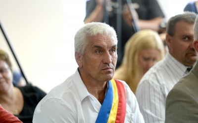 Primarul din Turnul Roșu, trimis în judecată la început de campanie. Candidat: „Am totul legal, altfel nu puteam ține două puști”