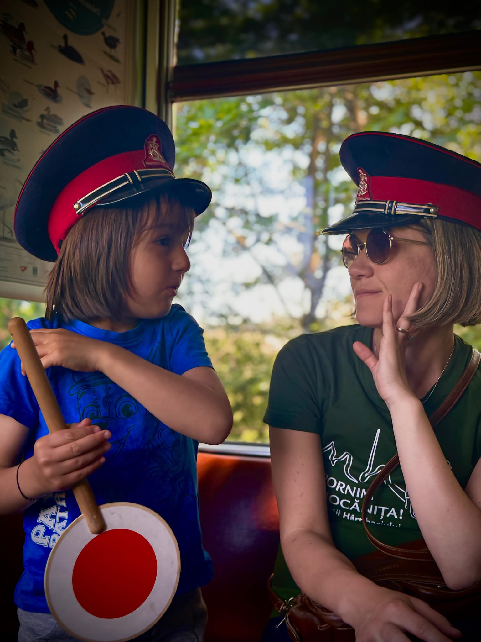 Asociația Prietenii Mocăniței caută voluntari. „Experiența de la mocăniță devine și mai faină atunci când ai turiști care îți fac ziua mai frumoasă prin poveștile pe care le împărtășesc”
