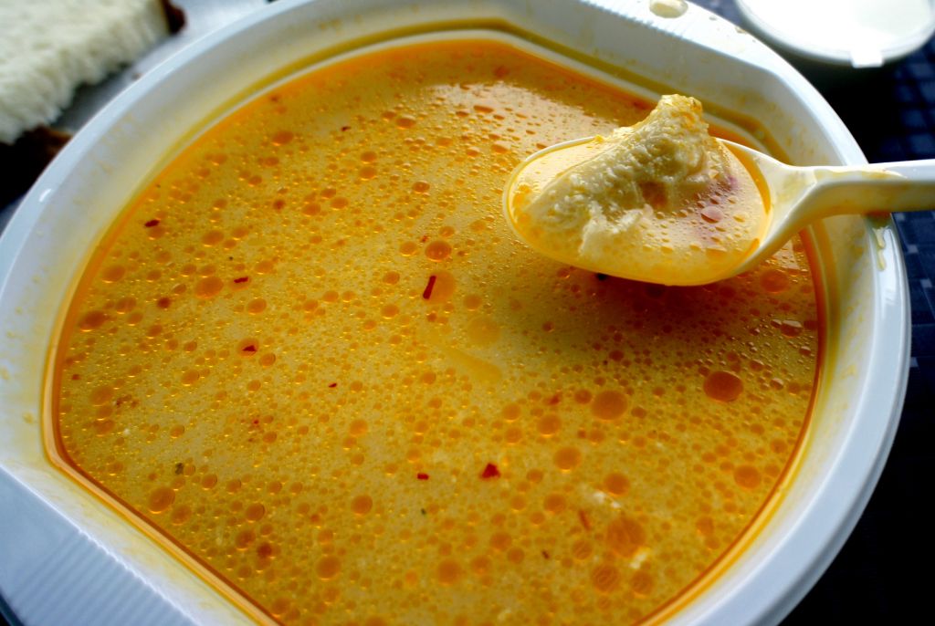 Mâncarea la pungă: Ciorbă de burtă 5,9 lei, Varză cu afumătură 6,4 lei. O companie lansează meniurile ieftine pentru restaurante