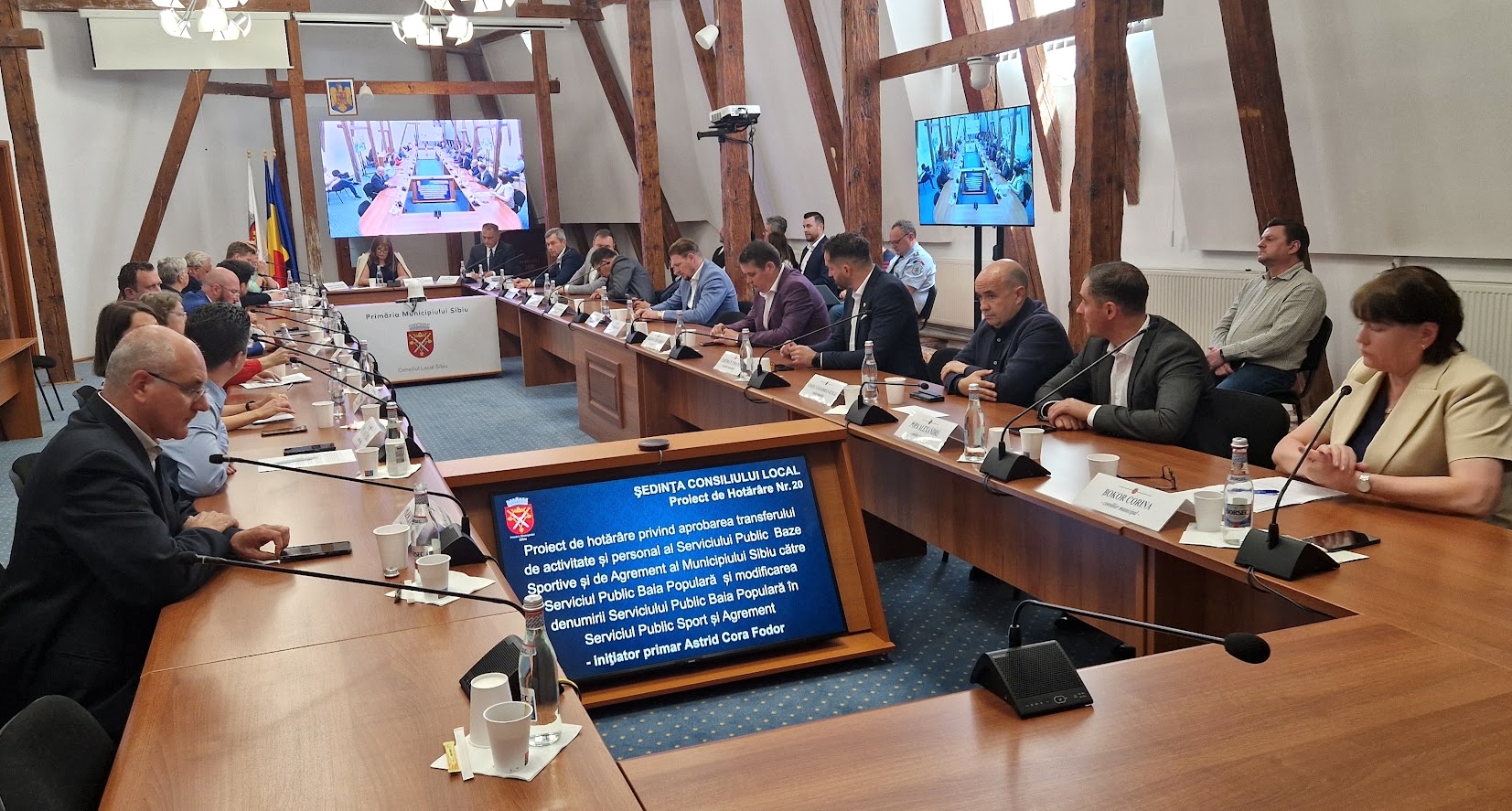 Fostul viceprimar Bokor cere să rămână în Comisia de urbanism, liberalii cer prezența arhitectului șef al județului, USR cere reprezentanți de la fiecare partid. Fodor amână discuția