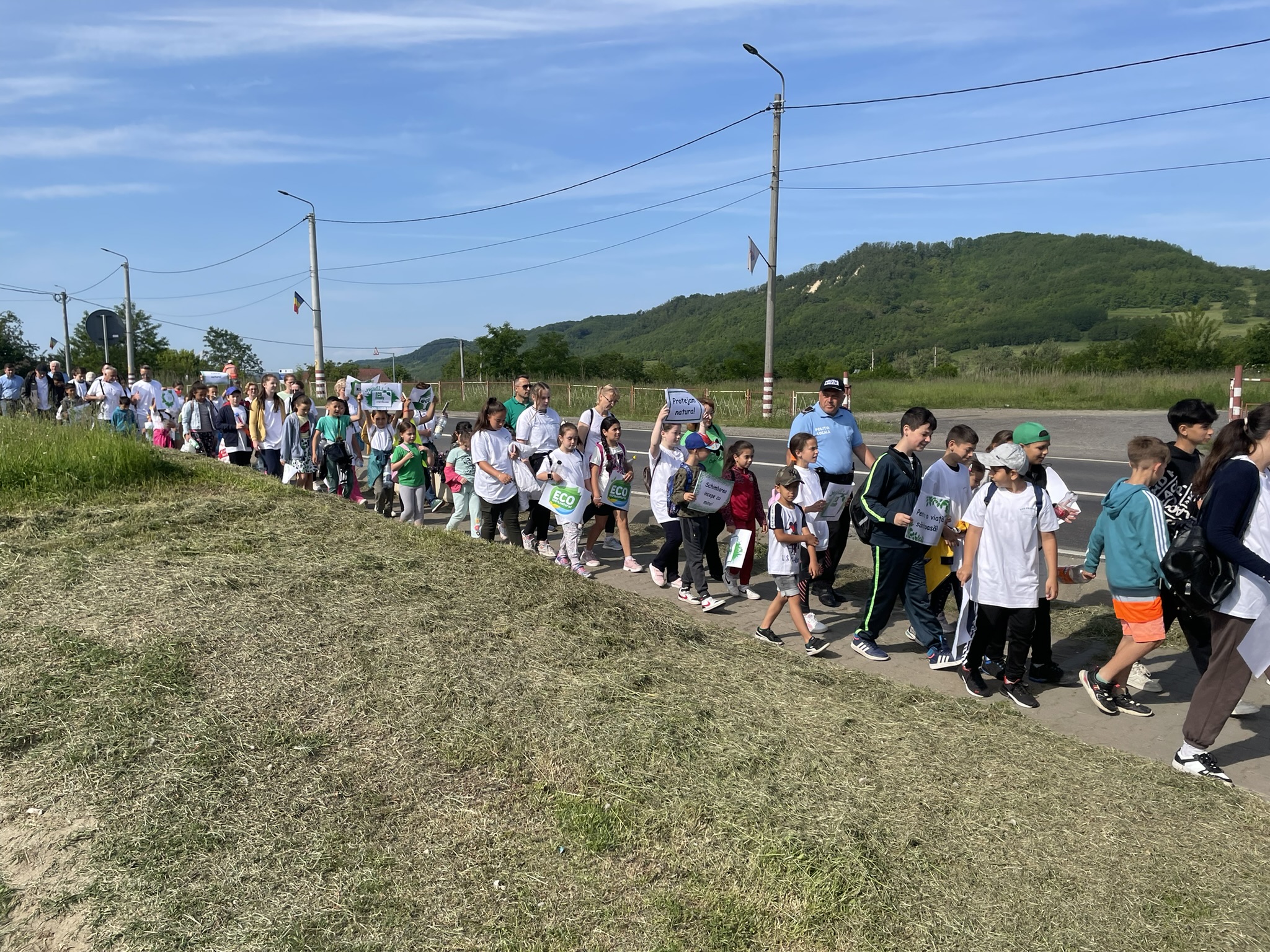 Elevi și profesori ai Școlii Gimnaziale nr.3 din Copșa Mică au luat parte la Marșul Eco Provocarea. „Printr-un mic gest de responsabilitate participă la marea bătălie pentru păstrarea planetei curate”