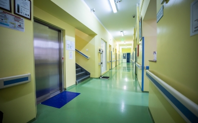 Fetiță de 8 ani, în comă după două luni jumătate de când o mașină a lovit-o pe trecerea de pietoni