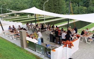 Clientul unei terase sibiene a găsit un melc în salată. Reacția conducerii: O dovadă vie a naturii noastre ecologice