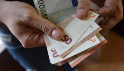 Un cerșetor i-a oferit unui polițist sibian 100 de euro mită ca să nu-l amendeze. Mai mult, i-a cerut și să îl ducă acasă cu mașina de poliție