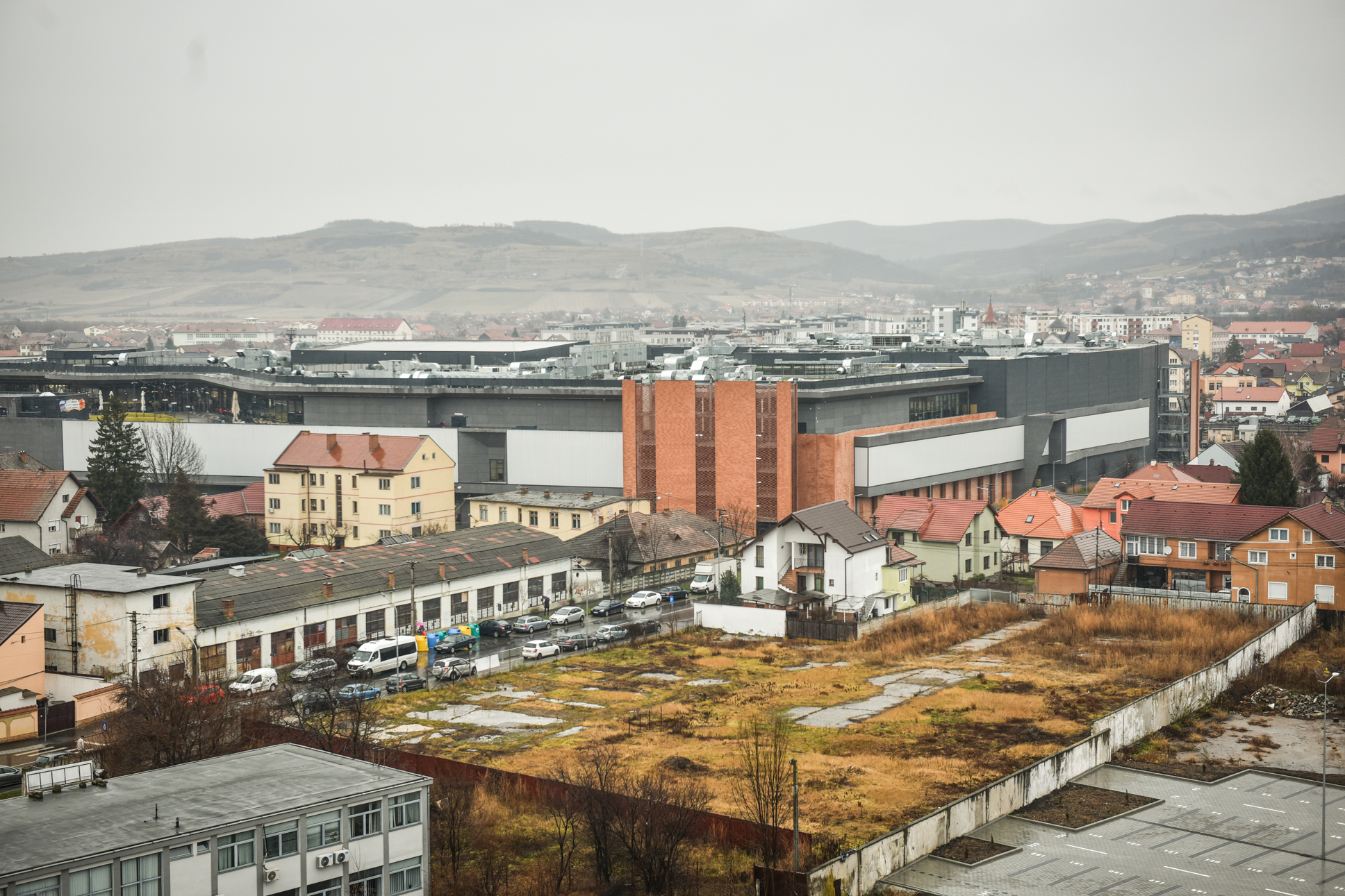 Zonă mixtă de blocuri și magazine, aproape de centrul Sibiului și mall. Observațiile sibienilor la PUZ: blocaje de circulație, se cer locuri de parcare cu plată